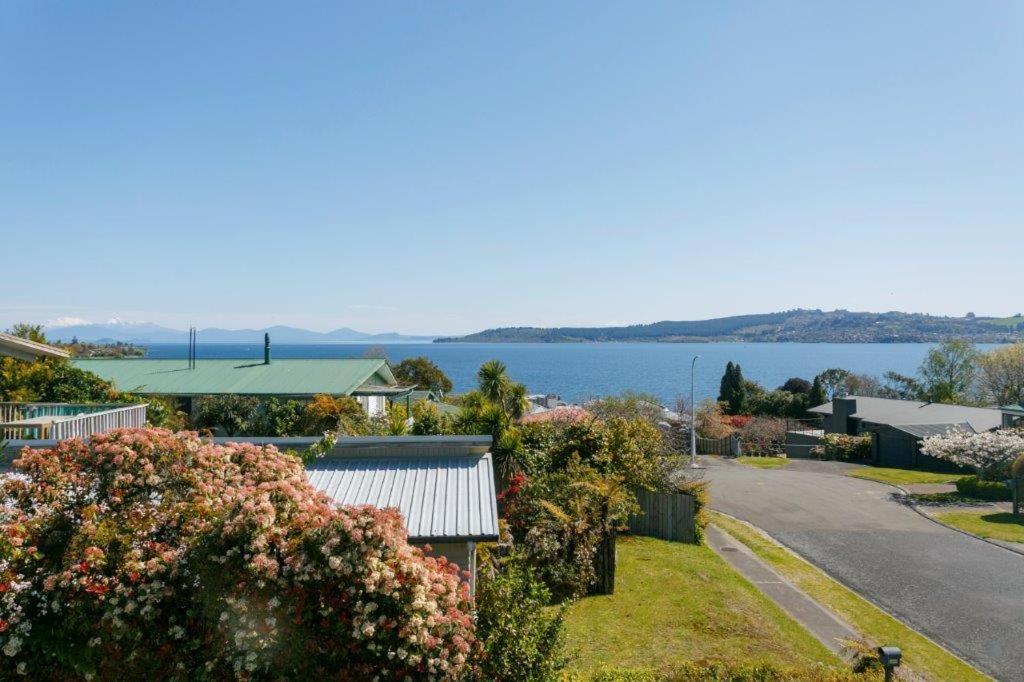2Mins To Lakefront Family Retreat Taupo Bagian luar foto